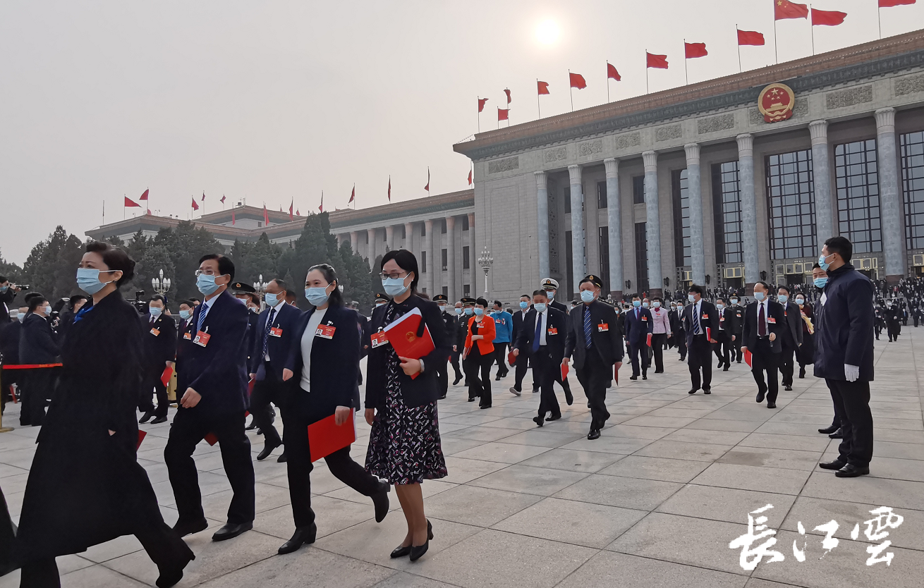 十三届全国人大四次会议闭幕湖北代表团今晚返汉