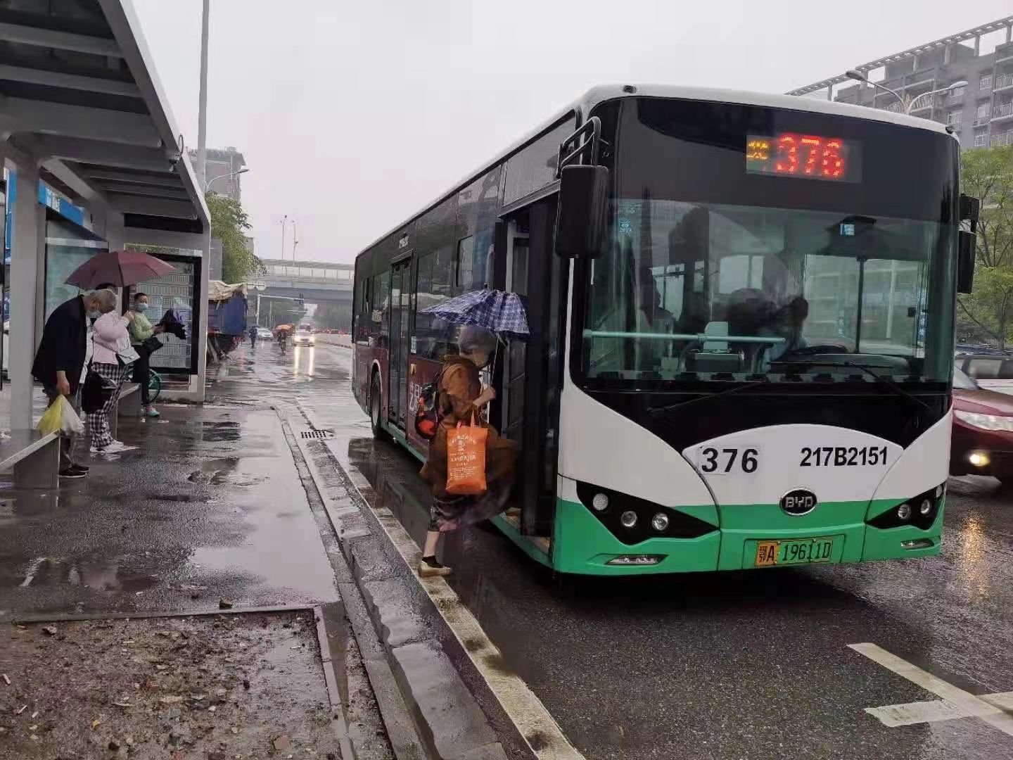 新一轮强暴雨天气来了武汉公交这样应对