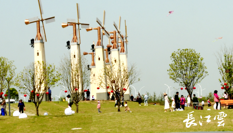 在中华水园同心广场,游客来这里参观江景,体验网红色小火车和彩虹