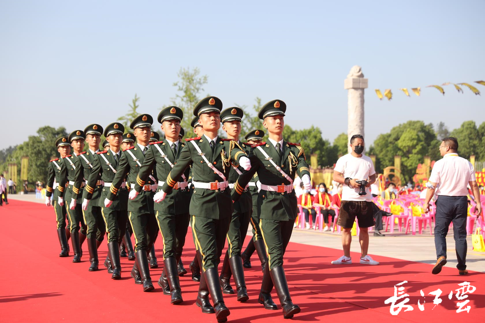 大典现场,武警随州支队官兵担任敬献花篮任务.