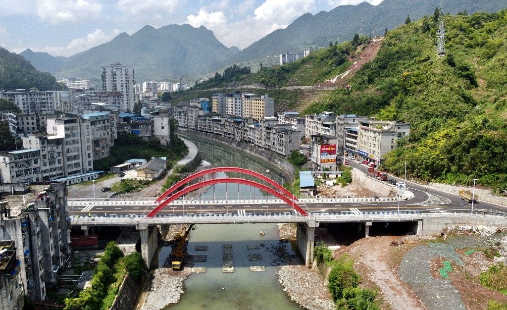 鹤峰县城中村大桥建成通车