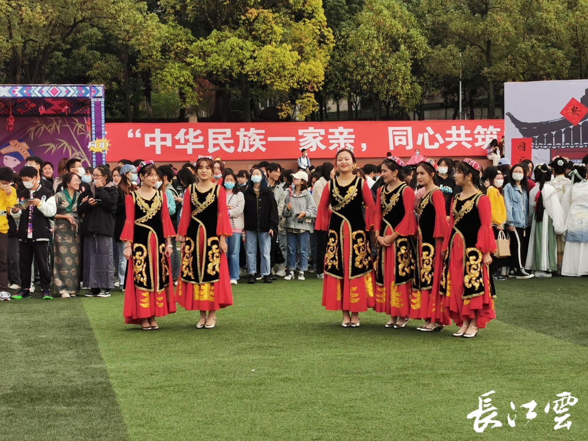 下午13:45"民大节"正式开始.