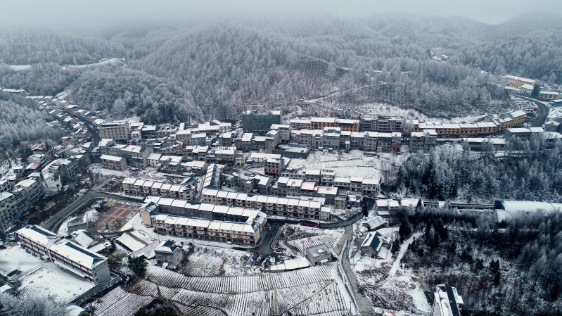 建始县楂树坪迎来大降雪银装素裹入画来