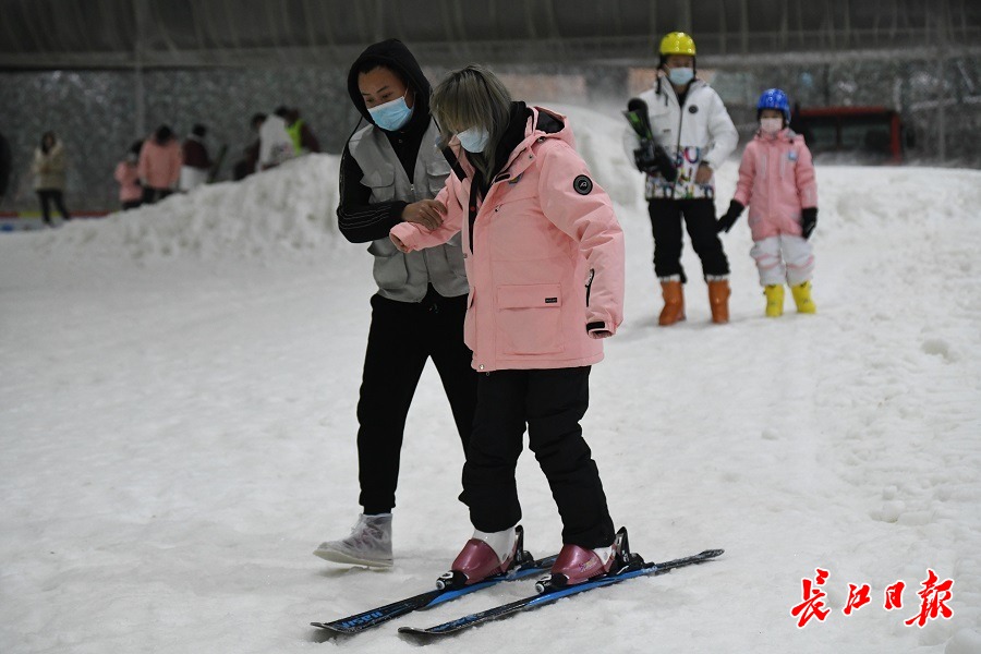 滑雪去武汉首个沉浸式户外滑雪场正式开园