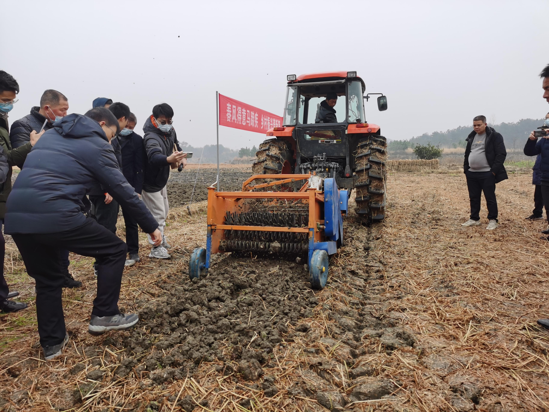 种的轻松收的省力新型荸荠收获机亮相湖北