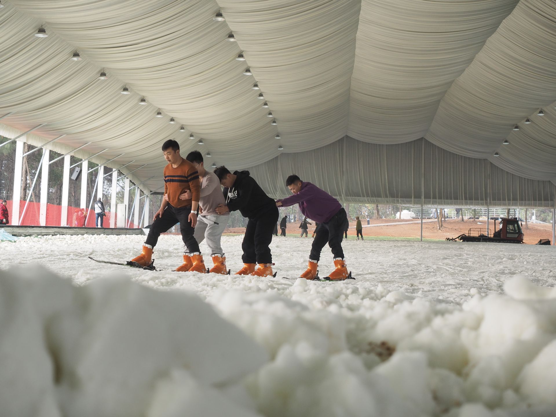 1月12日,"武汉首个沉浸式户外滑雪场——武汉趣谷四季滑雪场将开业"的