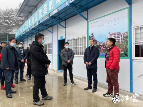 捍声查看小区居民出行及生活物资保障情况茅箭区委书记张捍声检查督导