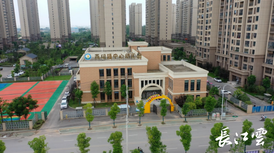 《民意直通车》开进了鄂州市临空经济区的燕矶镇中心幼儿园,正好碰上