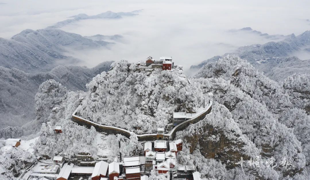 最美画卷呈现出苍山,白雪,红墙雪中的武当于飘渺云雾中林岫回环画境中
