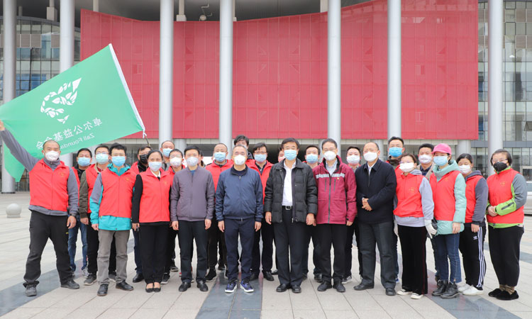 ▲2020年4月，全国人大代表、卓尔控股有限公司董事长阎志（前排左五）与卓尔志愿者在武汉客厅方舱医院。