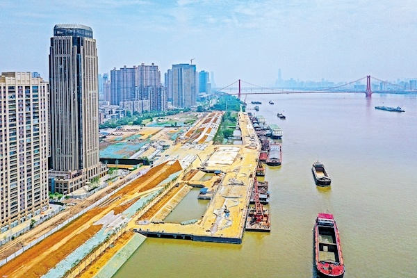 6月6日,位于武汉市汉阳江滩的杨泗港都市t台项目防洪工程全部完工
