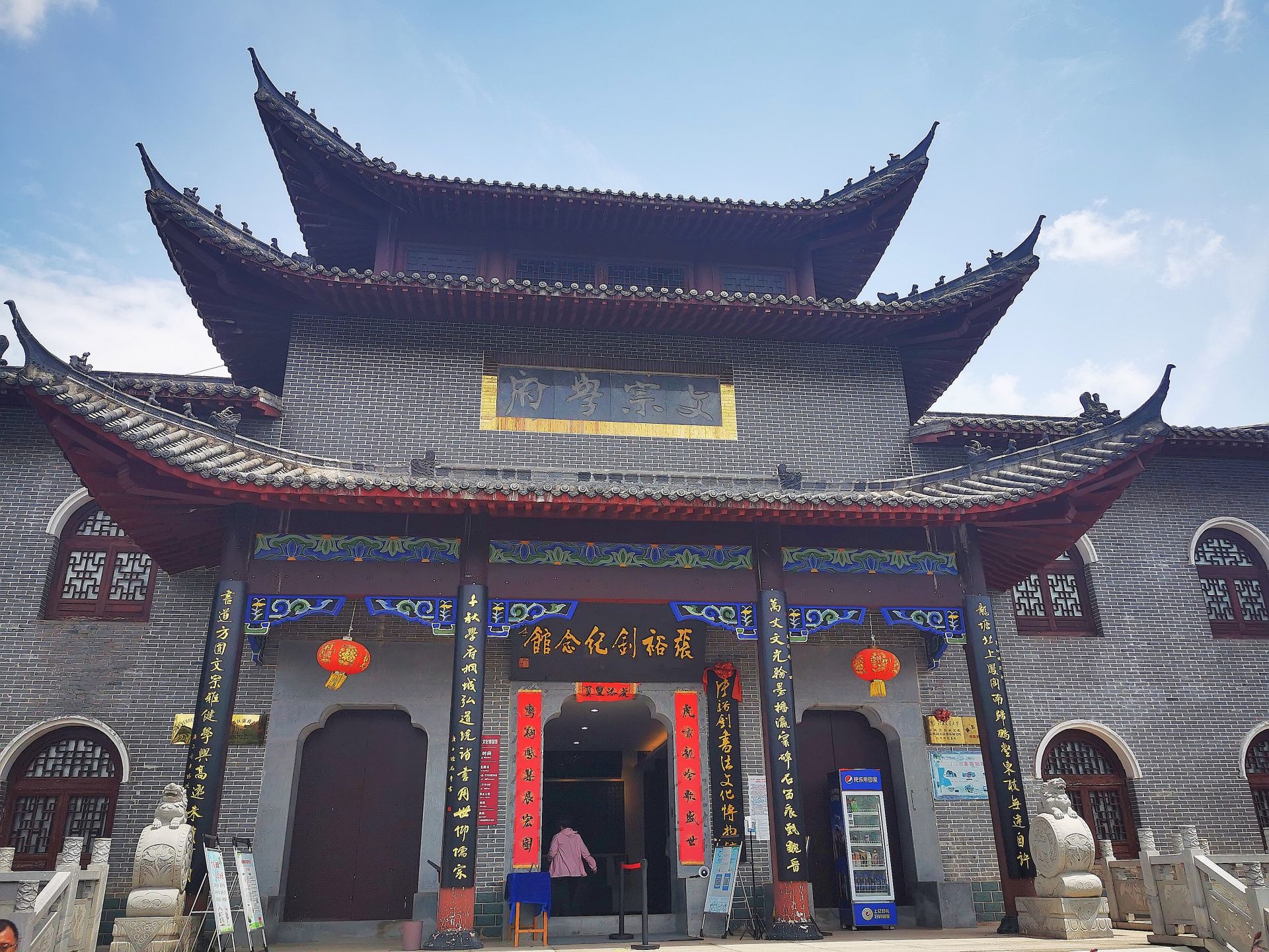 以沼山为景,张裕钊文化园显得古韵十足,仿古建筑碧瓦重檐,檐牙高啄.