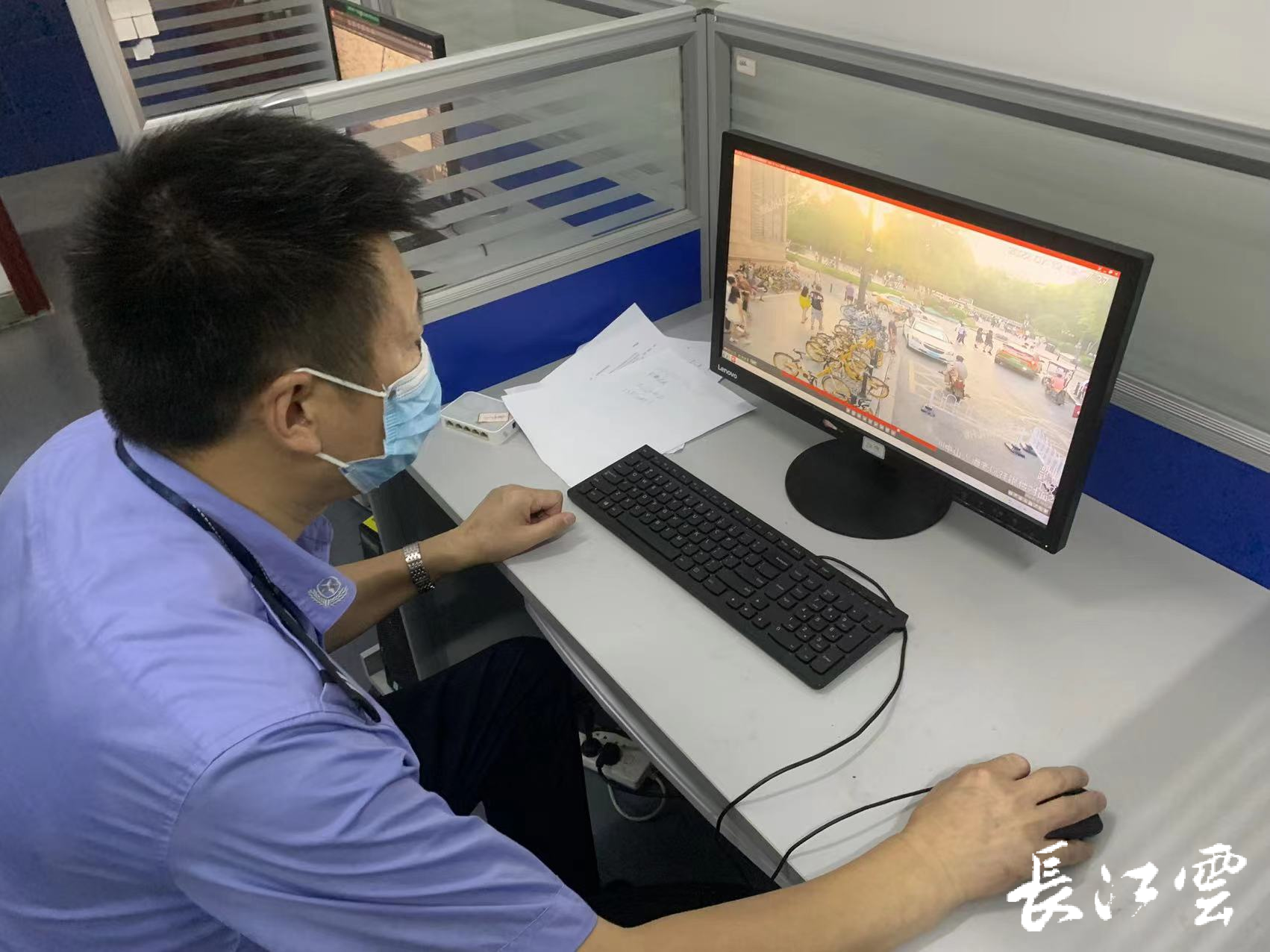 为了快速破案,民警凌建伟对案发周边进行走访,并通过海量视频进行追踪
