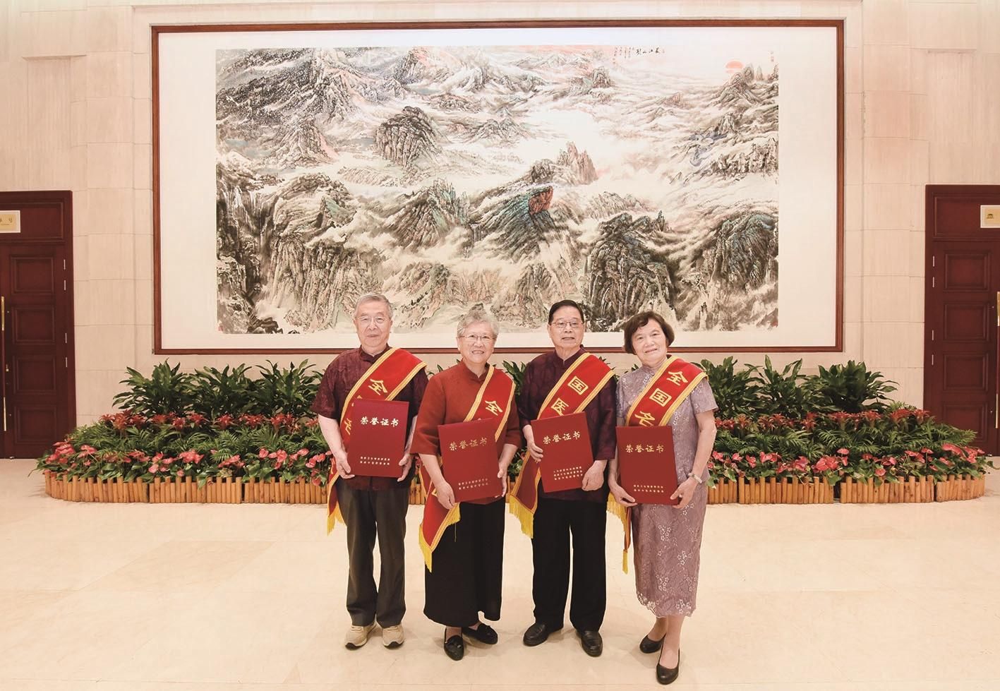 凃晋文教授(右二)和孙国杰教授(左一,姜惠中教授(左二,黄光英教授