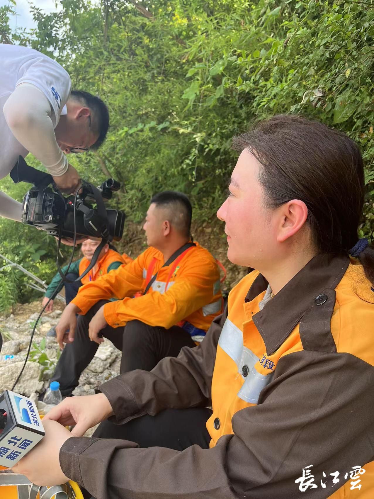 现代民生问题短视频制作 烈日下的“多勤联动”:战高温,护民生