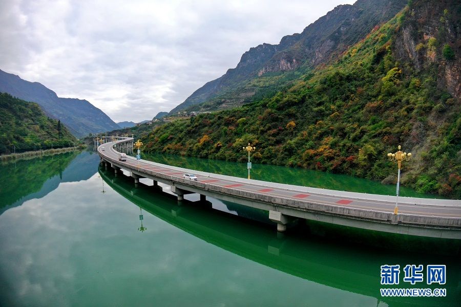 湖北兴山水上公路冬景斑斓