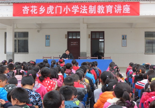 乐迎利报道:3月15日,红安县司法局,杏花乡妇联联合在杏花乡虎门小学