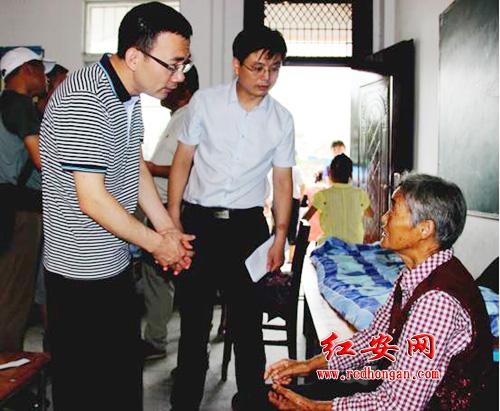 团省委首批赈灾物质运达红安