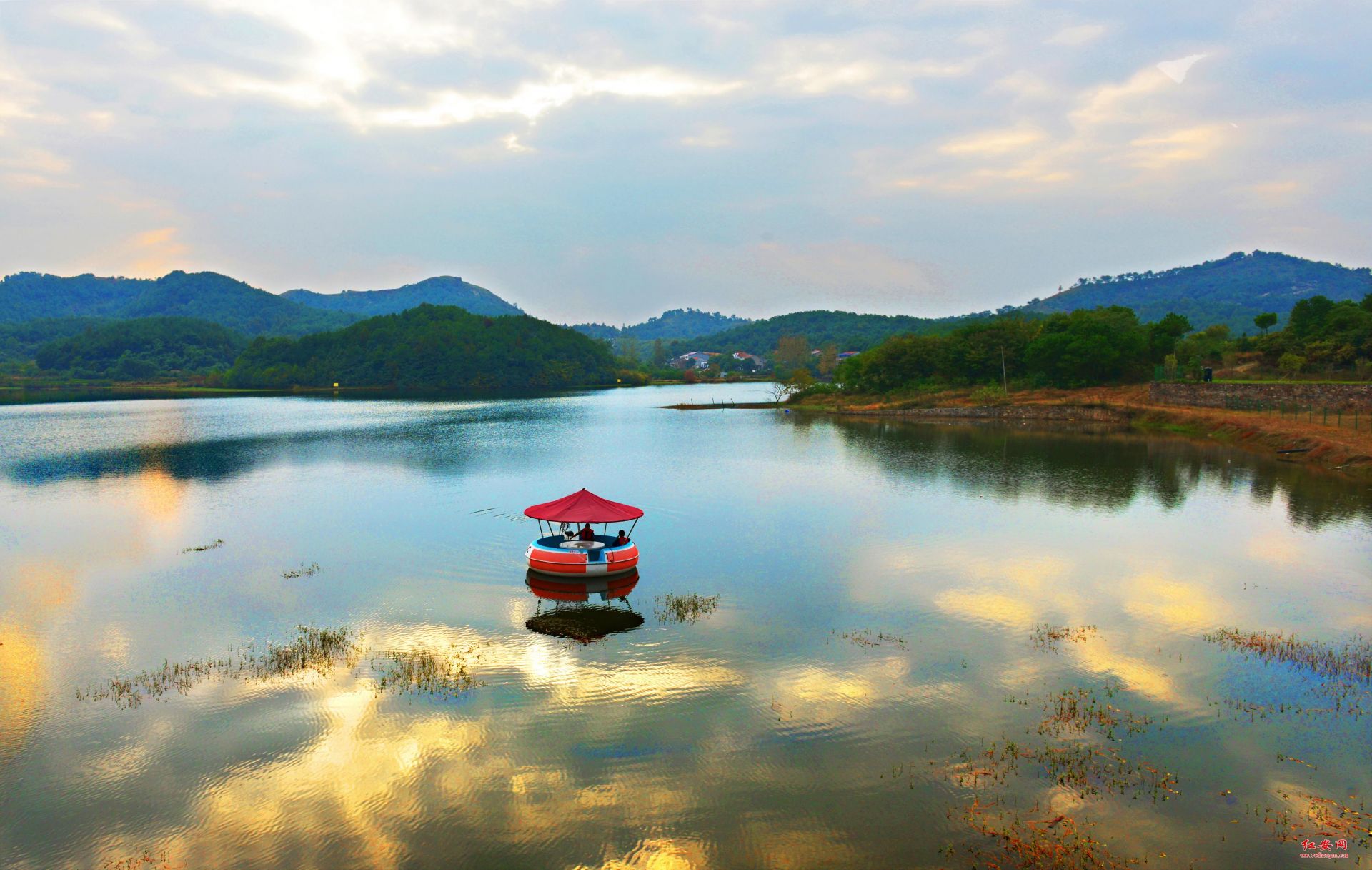 夕映帝王湖_云上红安