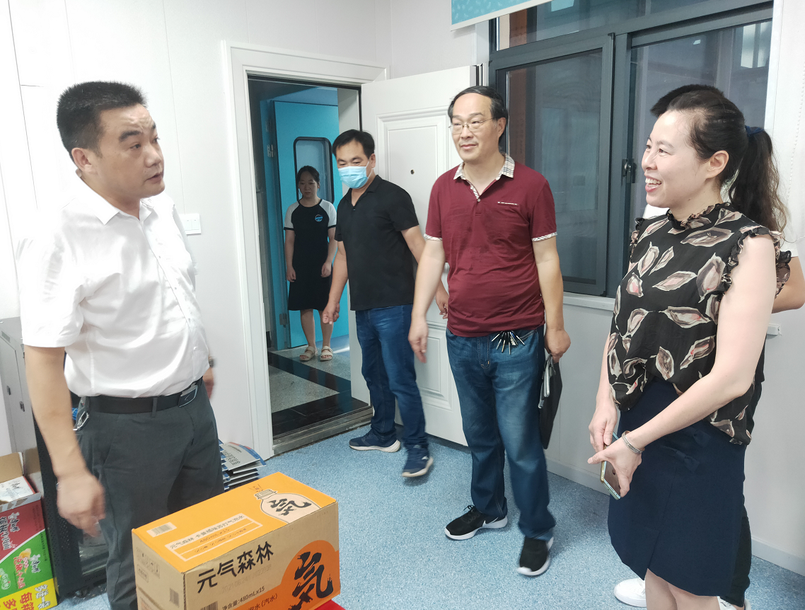 红安县卫健局给疫控中心一线工作人员送清凉