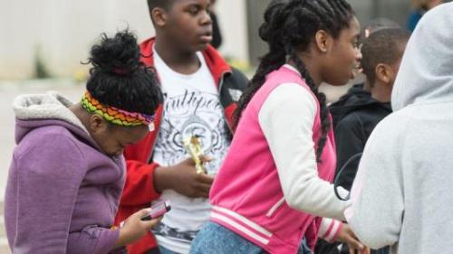 一名女孩在用手机上网。(图片来源:法新社) 点击进入下一页