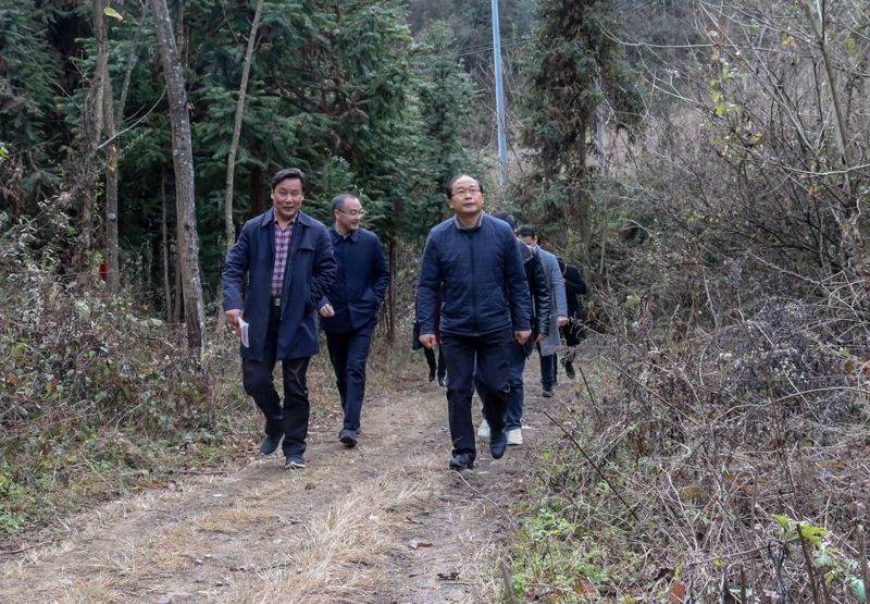 蔡贤忠在回龙乡调研房县新闻网讯12月10日,县委书记蔡贤忠先后来到