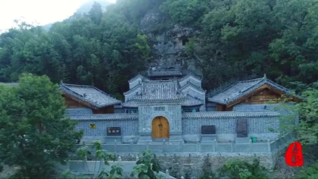 位于房县尹吉甫万峰山的宝堂寺,也被称为尹吉甫宗庙.