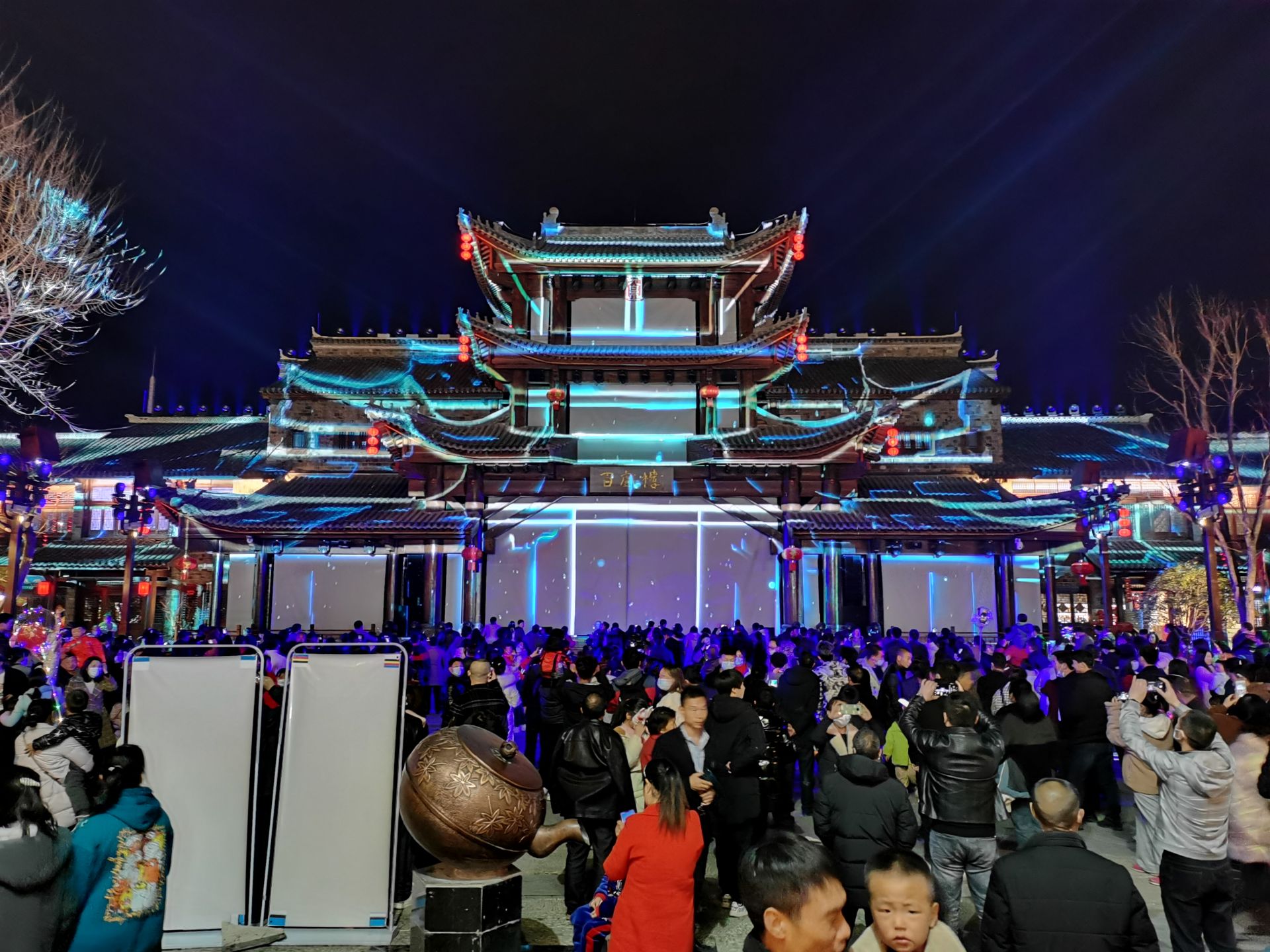 房县西关街灯火璀璨游人如织