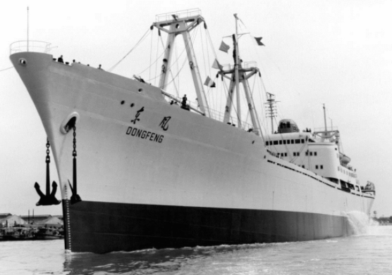 百年瞬间我国第一艘万吨级远洋货轮东风号通过验收