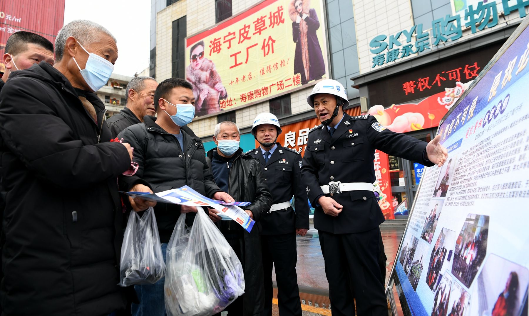 《刑法》单独设置袭警法定刑于3月1日正式施行,当日上午,湖北房县公安