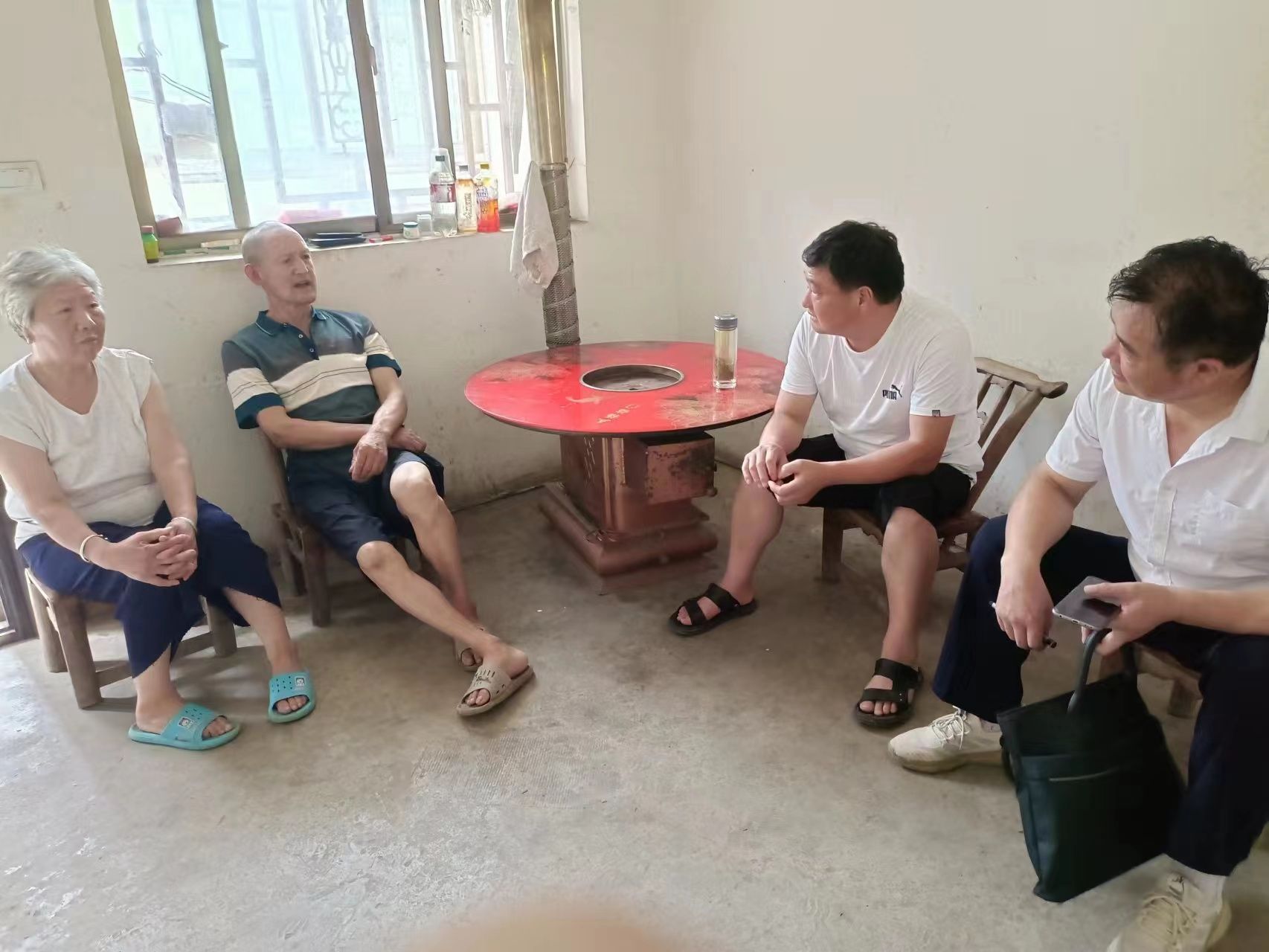 窑淮镇退役军人服务站工作人员来到陈家铺村84岁高龄的退役军人胡太顺