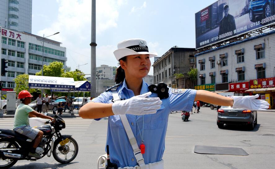 高温下的交警:勤值守 保畅通_云上恩施