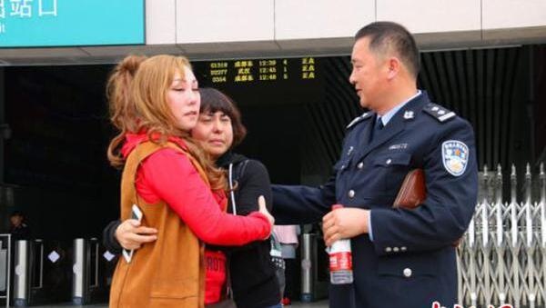 陈刚在恩施火车站与热孜婉古丽姐妹见面