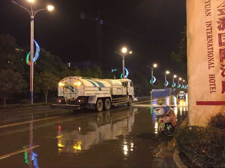 来凤县洒水车工作现场