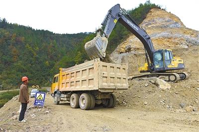 咸丰“丁甲线”旅游公路 施工队加快工程建设中