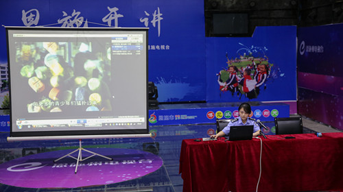 女民警讲课