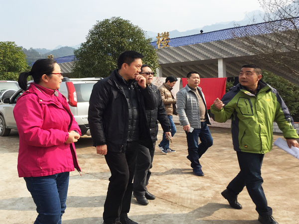 恩施州领导到州卫计委扶贫点开展春节前慰问活