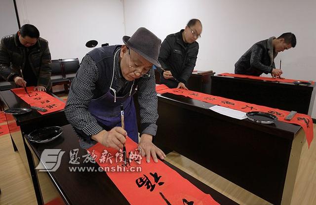 咸丰免费发放春联 营造欢乐祥和的春节氛围(图)