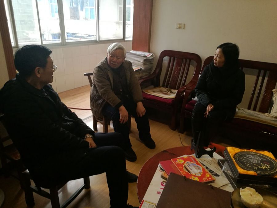 委党组书记、主任向莉萍（右一）与退休老干部亲切交谈