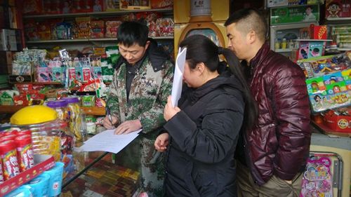 向责任区域内的商户宣传禁鞭政策（摄影  徐升兰）_副本