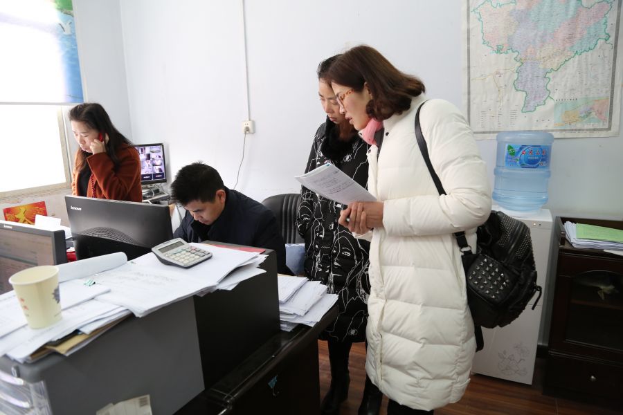 督查组正在乡镇核查上班人员到岗情况