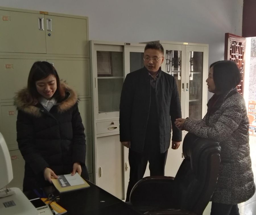 向莉萍看望恩施土司城职工