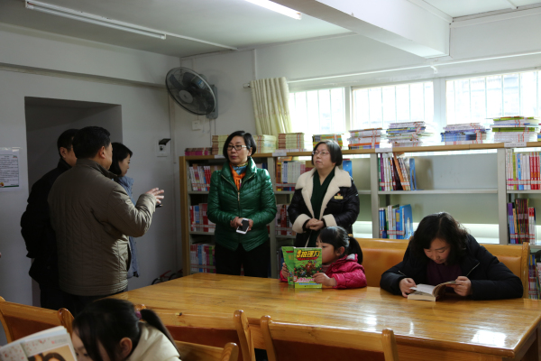 高敬佩（右二）在图书馆