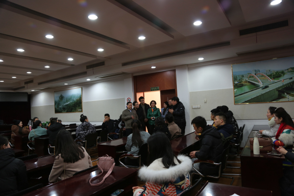 高敬佩（中）在省民歌