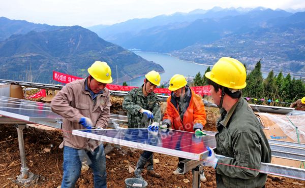 3月13日,在巴东县东瀼口镇宋家梁子村光伏电站建设工地,工人们加紧