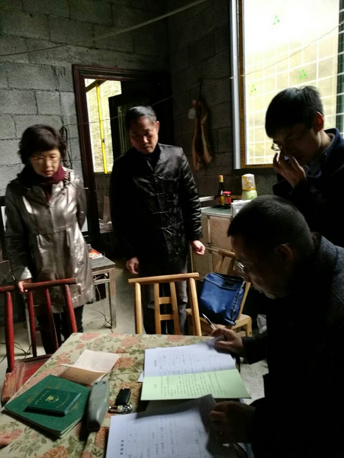 贫困户家中了解其生产生活情况并制定脱贫方案