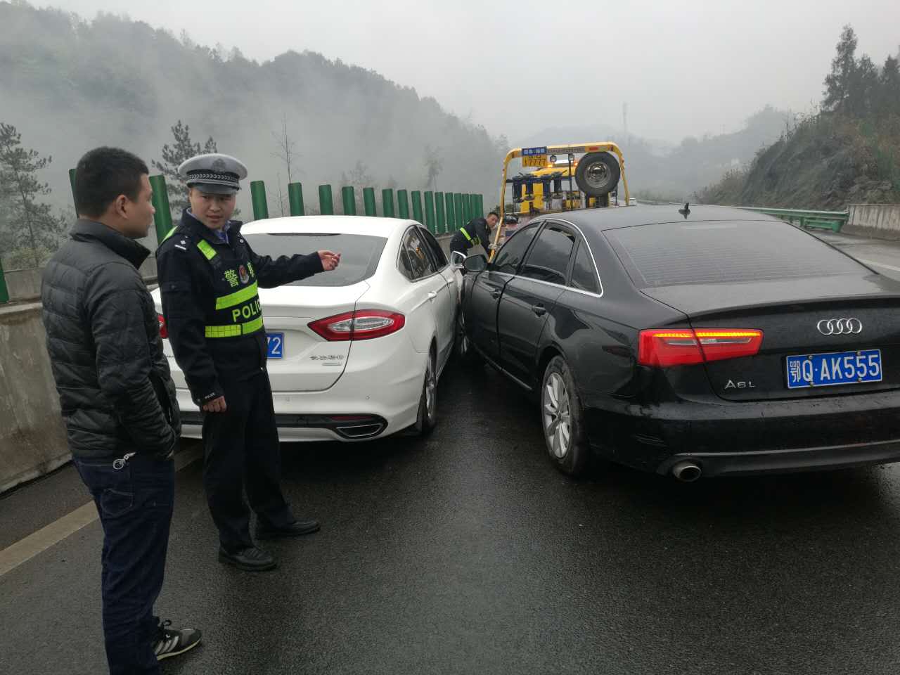 恩来高速发生一起两车碰撞交通事故