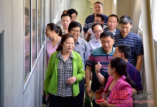 贵州省政府参事来宣恩考察绿色农产品发展情况