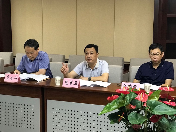 小图2.州商务局副局长包首玉介绍我州电商情况