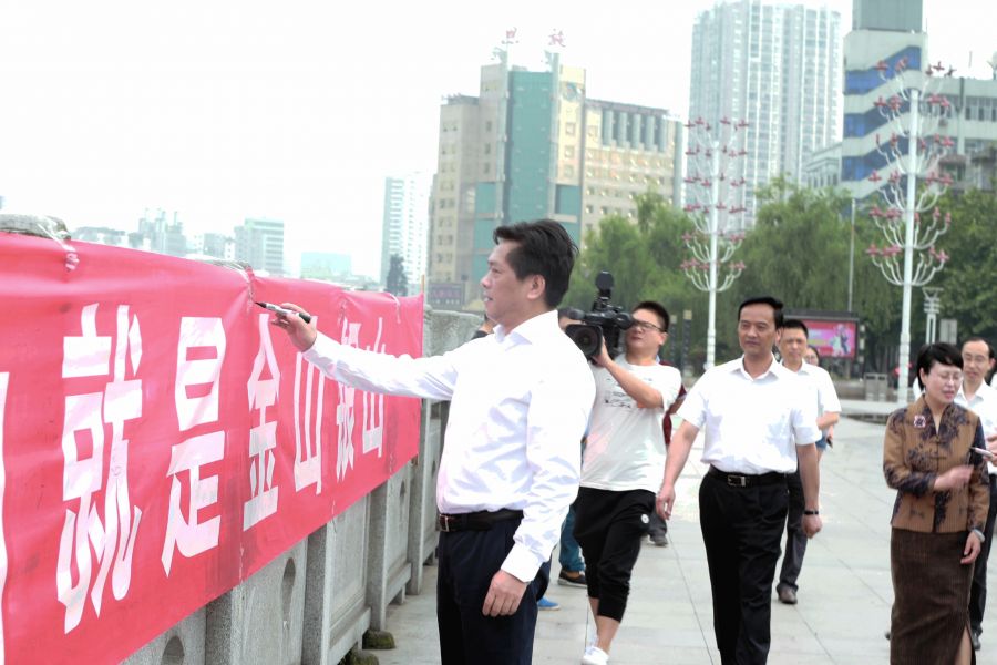 州委书记、州人大常委会主任李建明现场签名